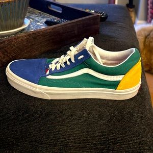 Men’s size 10.5. Women’s size 12 Unisex Vans (Yacht Club) Old Skool